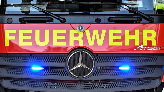 Notfälle: Nachdem im Landkreis Böblingen Mauerteile auf eine Straße gefallen sind, bleibt diese vorerst gesperrt. (Symbolbild)