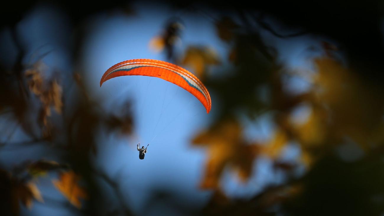 Bergwacht im Einsatz: Gleitschirmflieger bleibt in Baum hängen