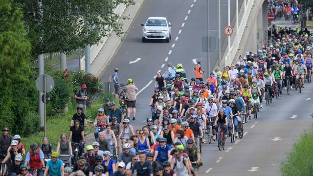 Verkehr: Große Fahrraddemo auf Autobahnen gegen A5-Ausbau