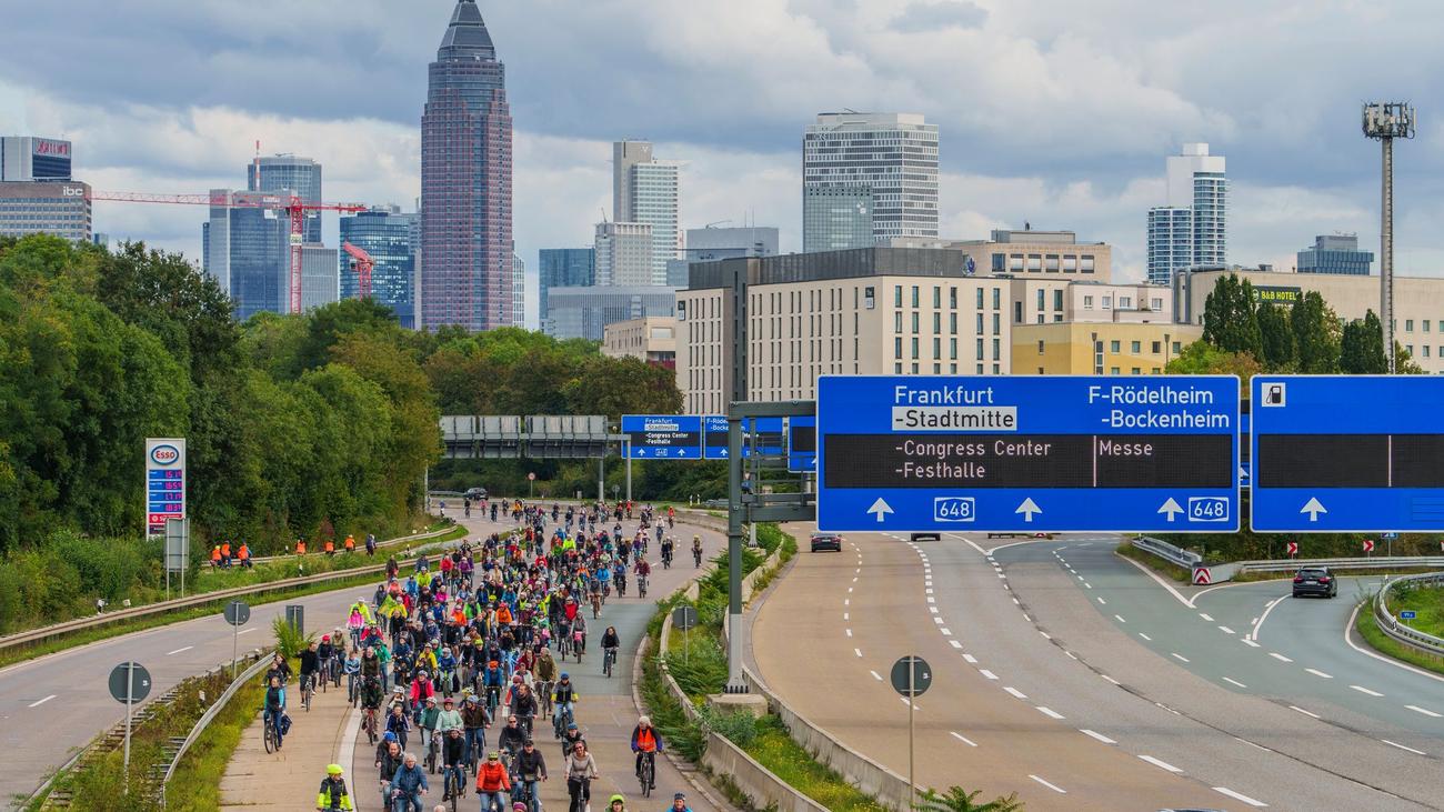 Verkehr: Große Fahrraddemo auf Autobahnen gegen A5-Ausbau