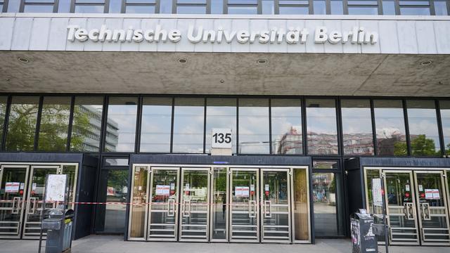 Mängel am Bau: Hauptgebäude der TU mit Flatterband abgesperrt