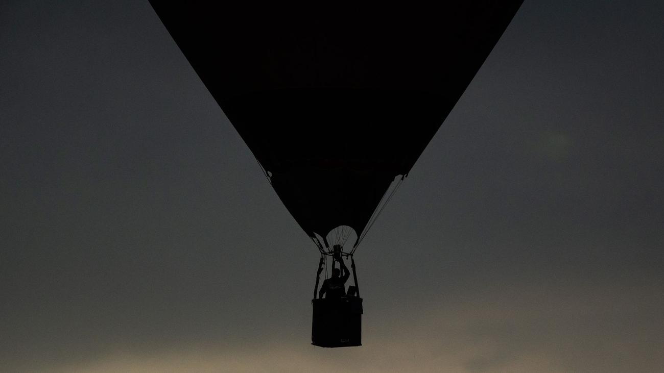 Vom Wind erfasst: Heißluftballon bleibt in Stromleitung hängen