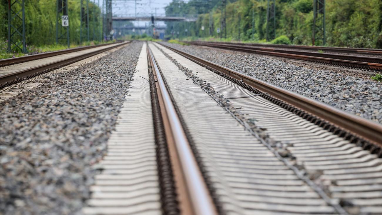Verkehr: Jogger läuft über Bahngleise - Zugverkehr gestoppt