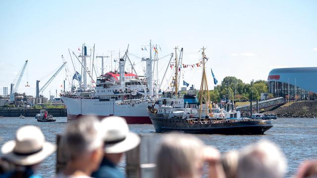 Volksfest im Hafen: Schiffe verlassen Hamburger Hafen nach Geburtstagswochenende