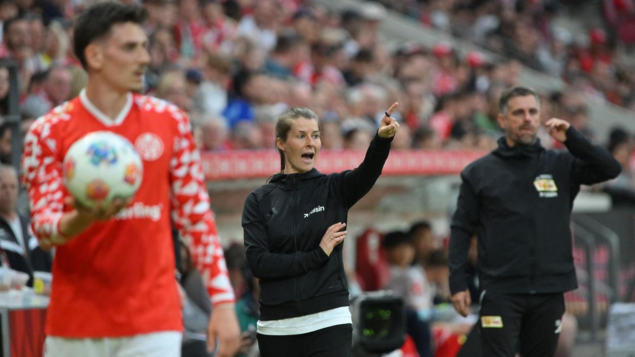 Unterbrechung wegen Protests: Tennisbälle und historischer Sieg: Union mit 3:1 in Mainz
