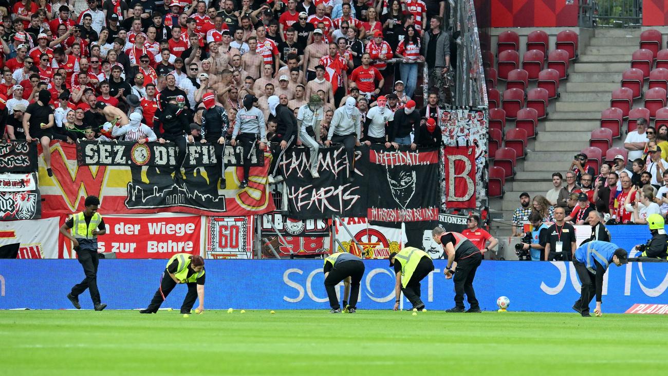 Protestaktion: Tennisbälle: Union-Fans sorgen in Mainz für Unterbrechung