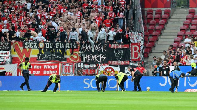 Protestaktion: Fans des 1. FC Union werfen beim Spiel gegen den Mainz Tennisbälle auf den Rasen.