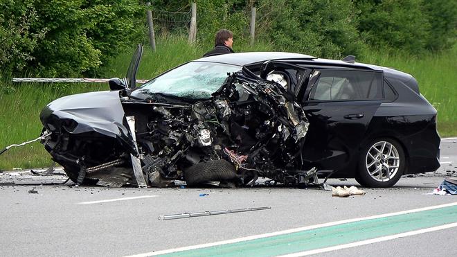 Frontalzusammenstoß: Für zwei Autofahrer kam nach einem Unfall jede Hilfe zu spät.