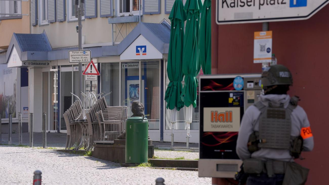 Fahndung: Bank-Großeinsatz in Sinzig: Täter hatte Schusswaffe dabei