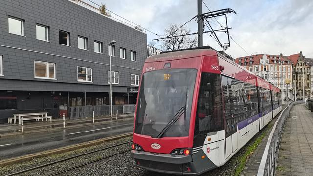 Aggressiver Bahnfahrer: Betrunkener attackiert Tramfahrerin und Polizei