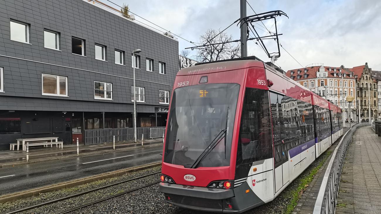 Aggressiver Bahnfahrer: Betrunkener attackiert Tramfahrerin und Polizei