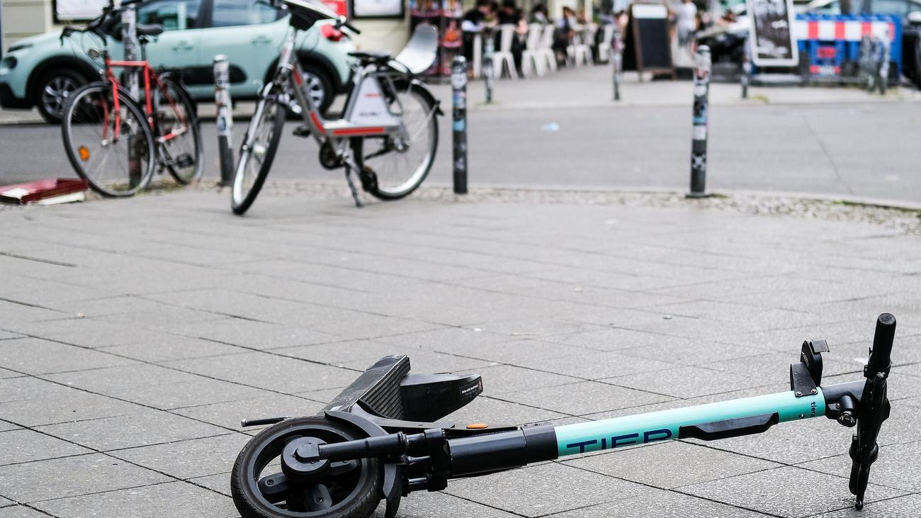 Unfall: Kinder stürzten von E-Scooter und verletzen sich schwer