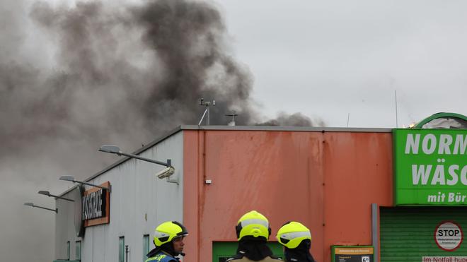 Großbrand: Bei einem Großbrand in einer Waschstraße in Gera ist die Feuerwehr mit einem Großaufgebot im Einsatz.