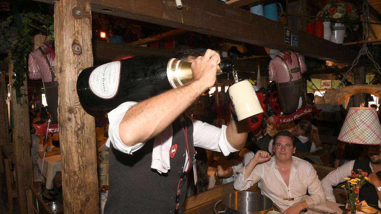 Oktoberfest 2026: München verbietet Schampus-Duschen auf der Wiesn