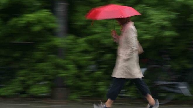 Wetter: Der Regenschirm wird zum Wochenstart für die Menschen in Bayern unverzichtbar. (Archivbild)