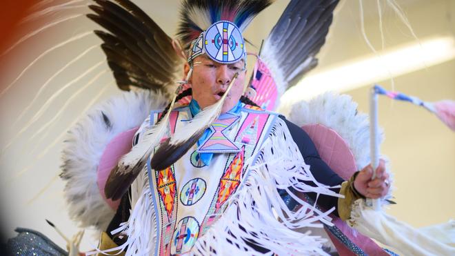 Indigener Rapper: «Supaman» räumt mit Klischees über Native Americans ...