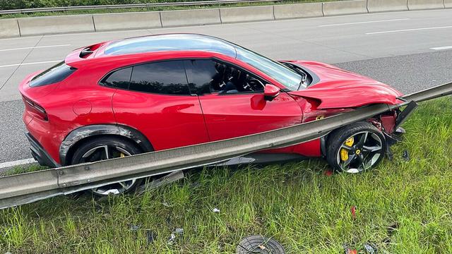Autobahn 4: Sportwagen kracht in Leitplanke - 300.000 Euro Schaden