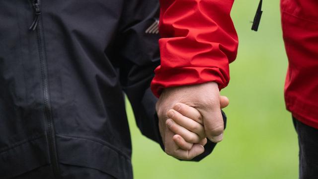 Eltern: Väter selten alleinerziehend und oft in Vollzeit