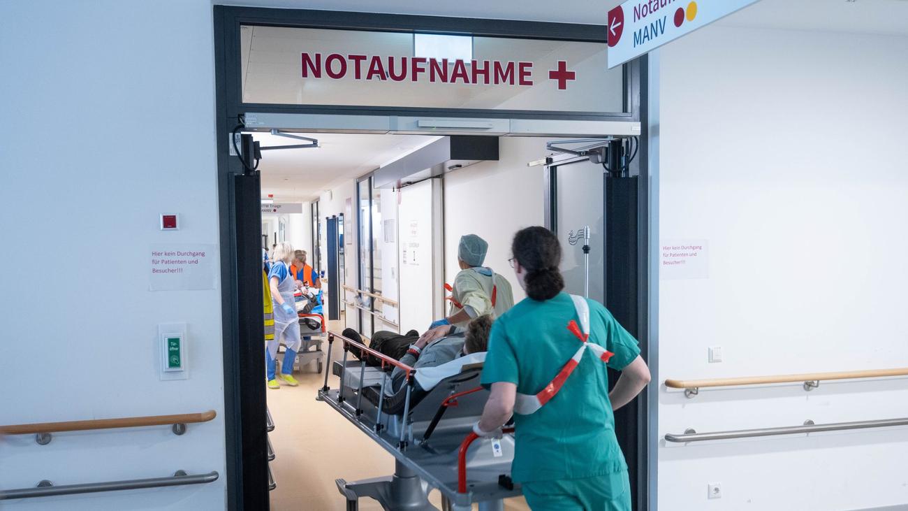 Bundesstraße voll gesperrt: 18-Jähriger bei Unfall nahe Wismar lebensgefährlich verletzt