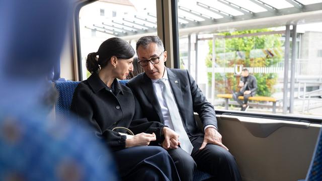 Gleich nach Vereidigung: Frisch gewählter Özdemir fährt mit Bahn hoch in die Villa