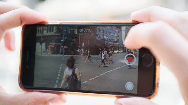 Digitale Gewalt: Mehrheit sieht heimliches Filmen im Privaten als Problem