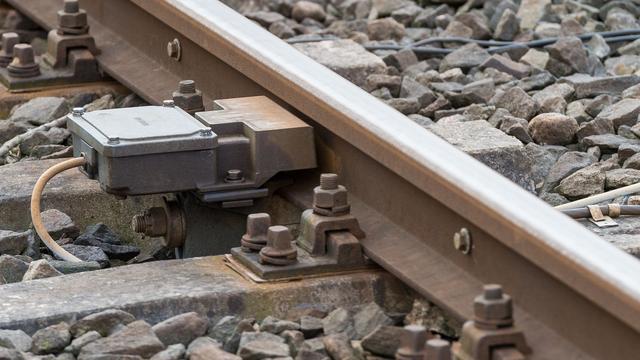 Kriminalität: Schotterstein auf Gleis – Lokführer stoppt Zug bei Hanau