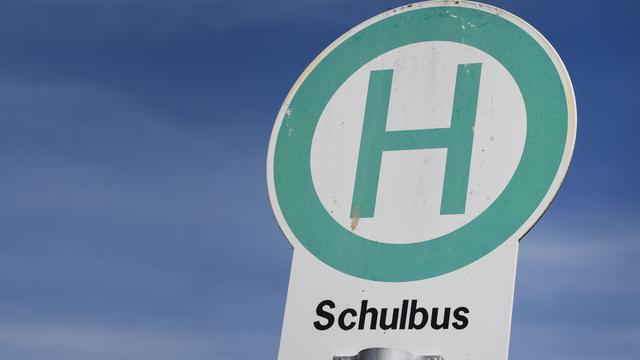 Unfall: Schulbus fährt auf Auto auf - neun Verletzte