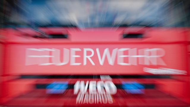 Feuerwehr im Einsatz: Viel Rauch bei Brand von Lagerhalle - Warnung für Anwohner