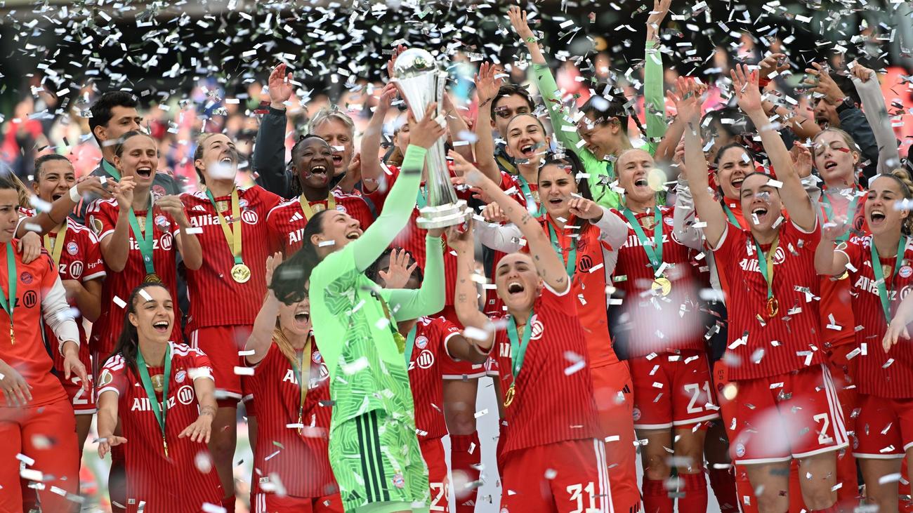 Rekordkulisse in Köln: 4:0! Bayern-Fußballerinnen holen Pokal – Popp geht titellos