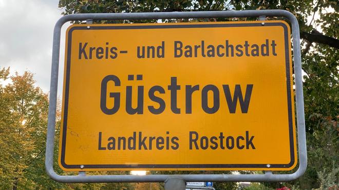 Polizei ermittelt: Bei dem Unfall in Güstrow wurde der 74 Jahre alte Autofahrer schwer verletzt. (Symbolbild)
