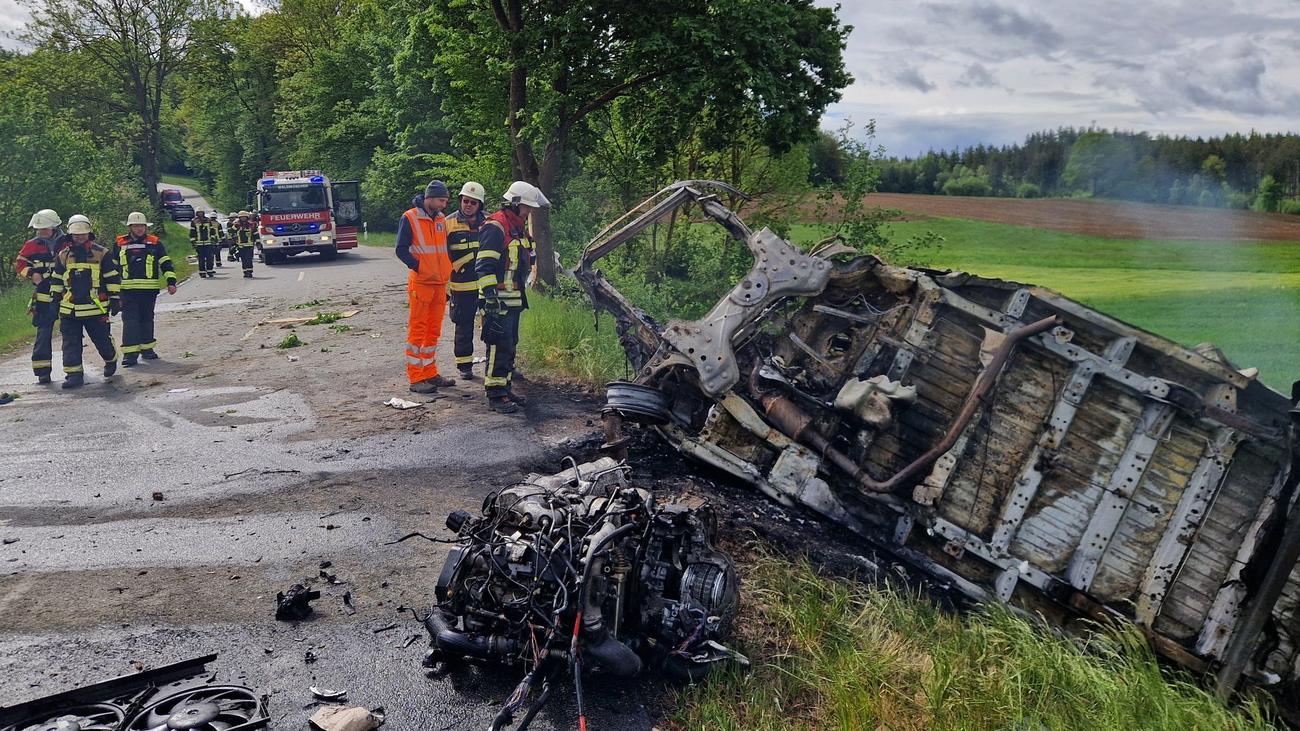 Tödlicher Unfall am Feiertag: Kleintransporter kracht in Baum und brennt – Fahrer stirbt