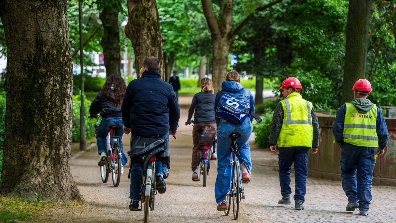 Platzmangel in der Stadt: Konflikt zwischen Radfahrern und Fußgängern: Helfen Verbote?