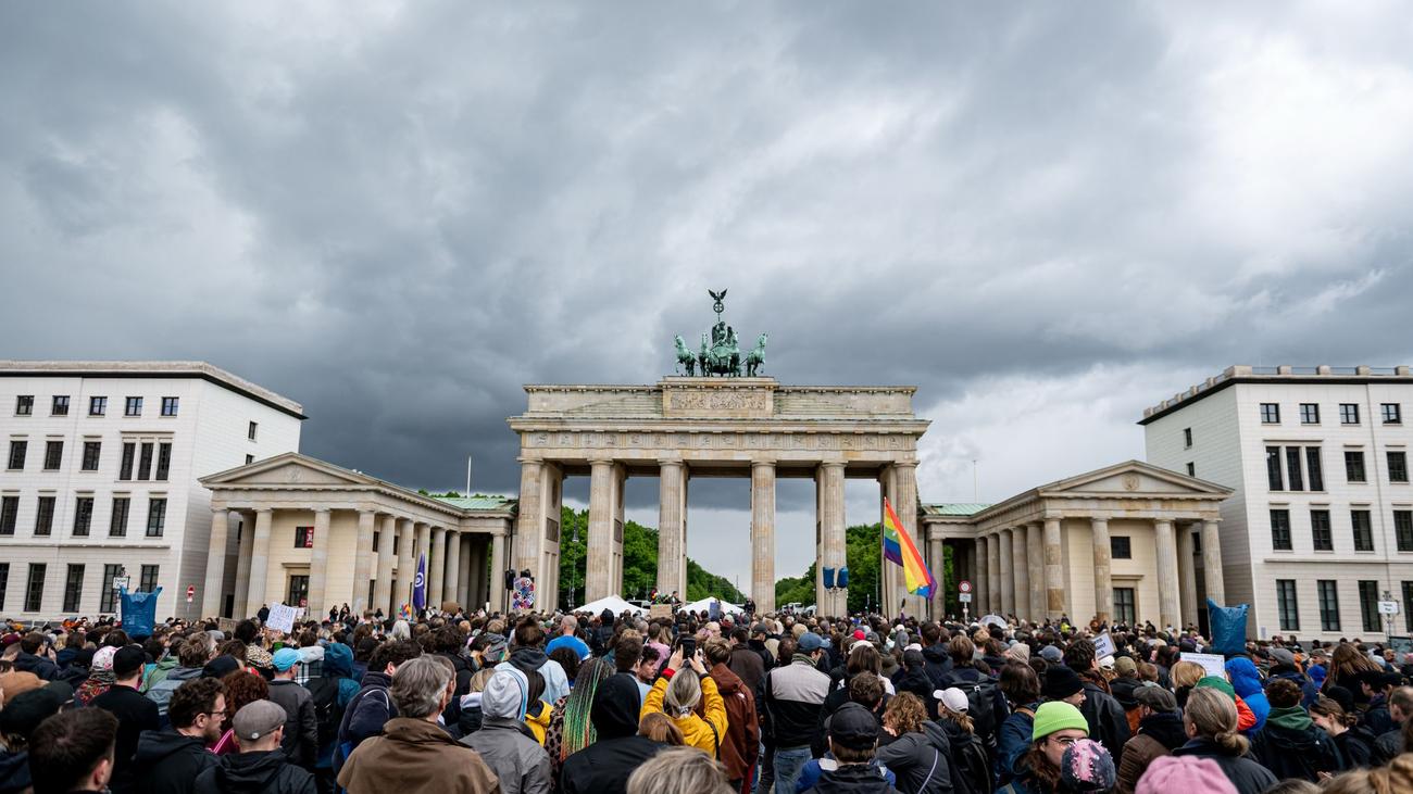 Solidarität statt Bollerwagen: «Männer gegen Gewalt»: Hunderte demonstrieren am Vatertag