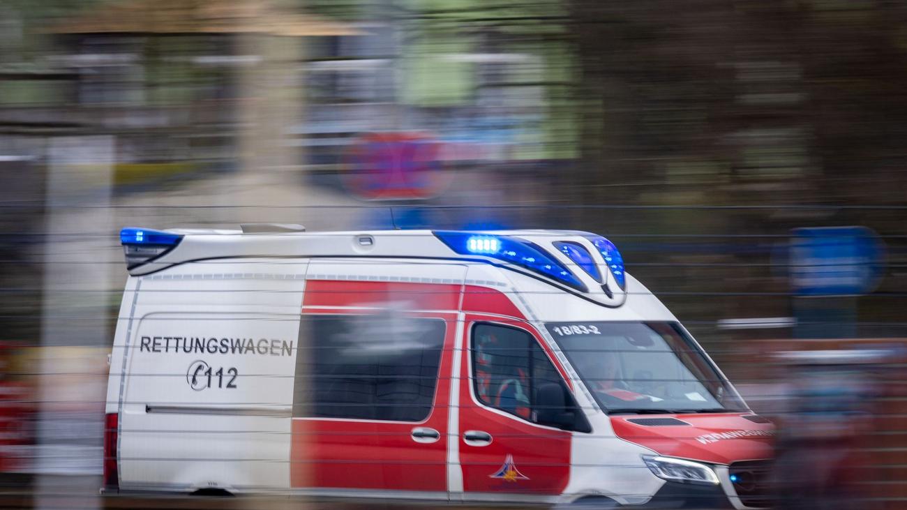 Unfälle: Mann fährt mit Auto gegen Baum und verletzt sich schwer