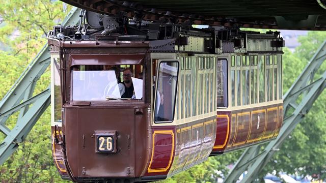 Beliebtes Fotomotiv: Mehr als Nostalgie: Der Wuppertaler «Kaiserwagen» ist zurück