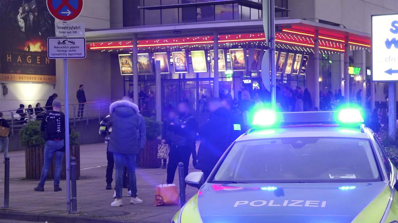 Main-Taunus-Kreis: Person mit waffenähnlichem Gegenstand in Einkaufszentrum