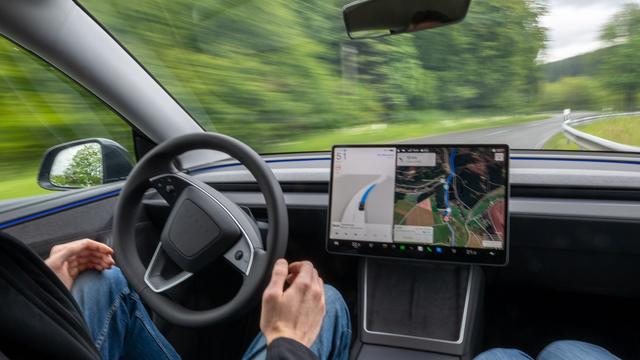 Bundesweites Pilotprojekt: Selbstfahrende Teslas bringen Schüler und Senioren ans Ziel