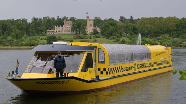 Schiff als Taxi: Vorbei an Schlössern: Potsdams Wassertaxi fährt wieder