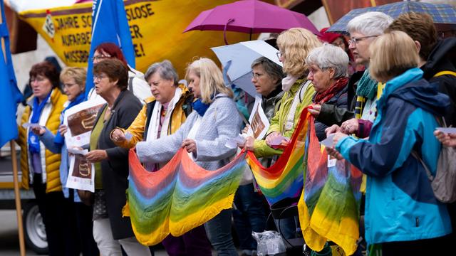 Katholikentag: Auf zur Bischöfin und Päpstin - Menschenkette für Reformen