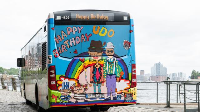 Design eines Schülers: Hamburg feiert Udo Lindenberg mit einem besonderen Linienbus