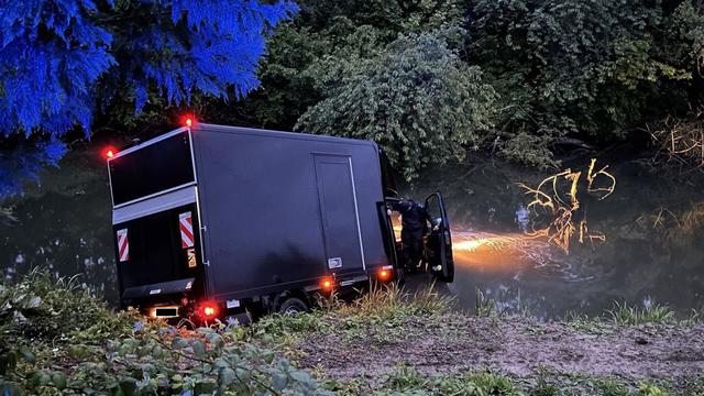 Tausende Euro Schaden: Lastwagen stürzt in Altrhein – Fahrer verletzt