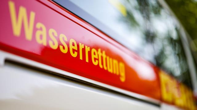 Bild: Berlin-Friedrichshagen: Saunafloß brennt auf Müggelsee - fünf Verletzte