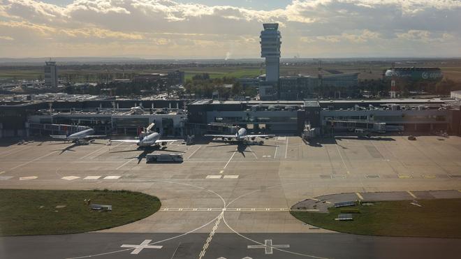 Unplanned stop: The Nikola Tesla Airport in Belgrade. An Air Cairo plane had to make an unplanned landing there on its flight to Munich. (archive image)