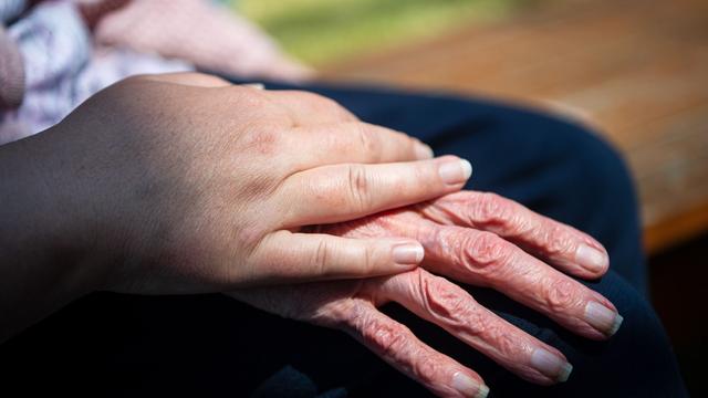 Bild: Gesundheit: Viel mehr Pflegeanträge in NRW - «Kraftakt für Angehörige»