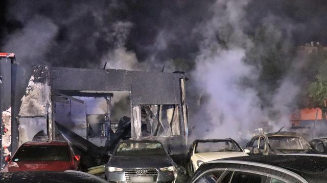 Gebäudebrand: Brand in Mannheimer Autohaus - Hunderttausende Euro Schaden