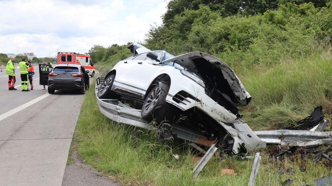 Unfall bei Spurwechsel: Rettungskräfte stehen an der Unfallstelle.