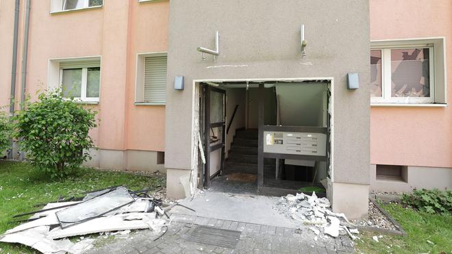 Knall mitten in der Nacht: Durch eine Explosion ist in Düsseldorf der Eingangsbereich eines Mehrfamilienhauses stark beschädigt worden. (Symbolbild)