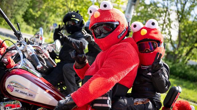 Elmo-Kostüm statt Kutte: Ein Pfleger als Plüsch-Biker