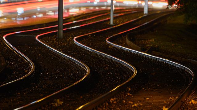 Verletzter auf Gleisen: Schwerverletzter auf Straßenbahngleisen in Dresden gefunden