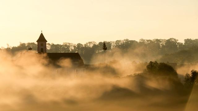 Launisches Wetter: Wechselhaftes Wochenende: Sonne, Schauer, Bodenfrost